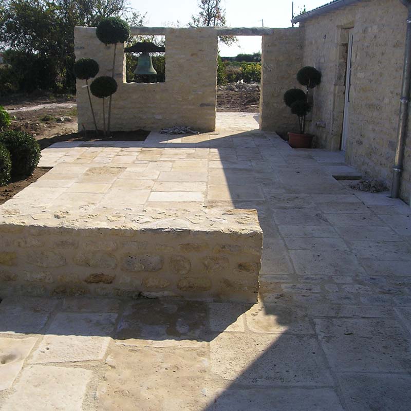 Dallage extérieur Dallage extérieur réalisé par l'entreprise François Cellier, spécialiste de la rénovation du bâti ancien