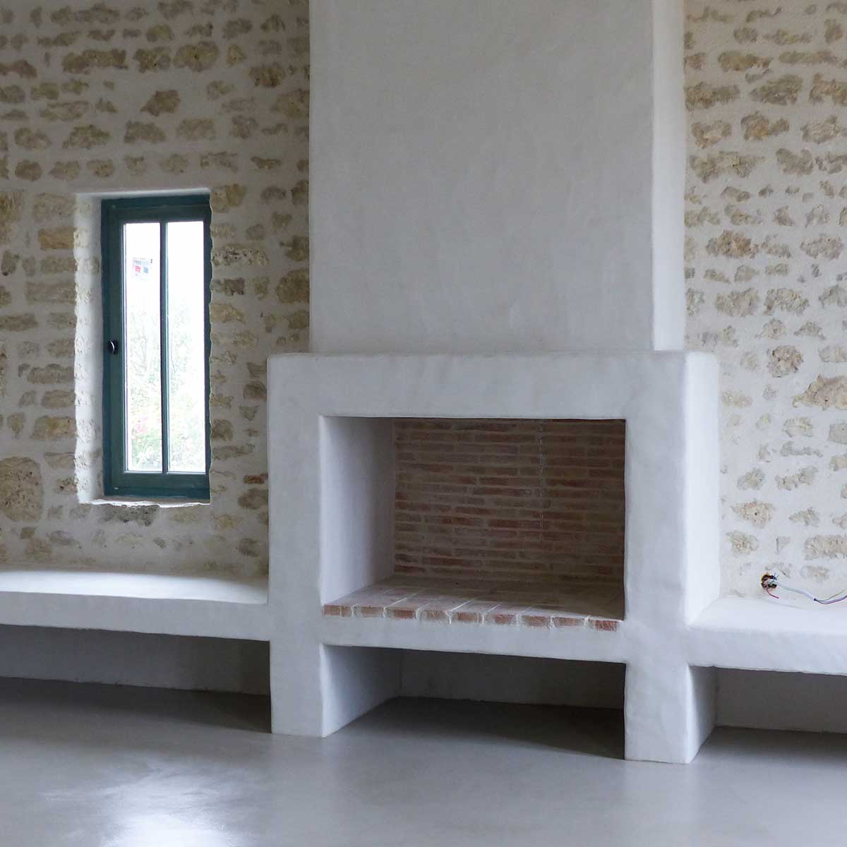 meuble béton (2) carré maçonnerie inrérieur et cheminée béton - réalisation François CELLIER, rénovation du bâti en Charente Maritime